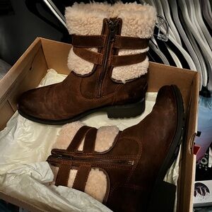 Real Ugg boots, never worn. Women’s 9